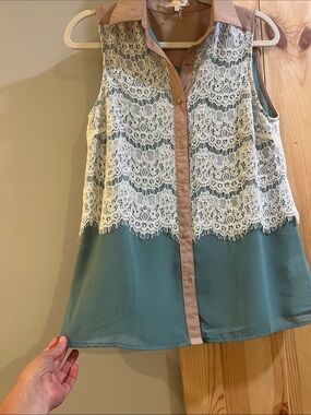 Ryu Lace-Front Sleeveless Blouse in Cream, Teal & Tan size small